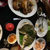 Photo taken at Seafood SF 6 Pantai Mutiara Blok S.F.6 by Chris Kato on 10/2/2018