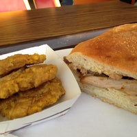 รูปภาพถ่ายที่ Caliente Cuban Sandwich โดย Winston W. เมื่อ 11/8/2012