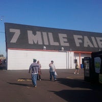 Foto tirada no(a) 7 Mile Fair por Ruben C. em 9/15/2012