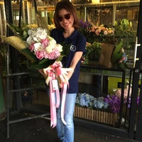Photo taken at Bangkok Floral Design by Fhon Sasithorn on 3/18/2015