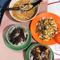 Photo taken at Yuhua Market &amp;amp; Hawker Centre by Alainlicious on 9/1/2019