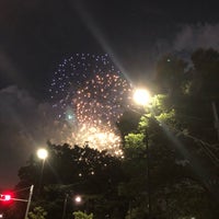 Photo taken at Sumida River Fireworks Festival by KAZUMASA ド. on 7/29/2018