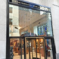 10/18/2015 tarihinde Byungsoo Jungziyaretçi tarafından The Metropolitan Museum of Art Store at Rockefeller Center'de çekilen fotoğraf