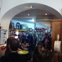 Foto diambil di Librería Mujeres oleh Kilombe C. pada 1/9/2016