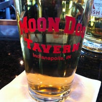 1/26/2013 tarihinde Heidi M.ziyaretçi tarafından Moon Dog Tavern'de çekilen fotoğraf