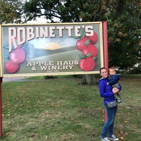 Photo taken at Robinette&amp;#39;s Apple Haus &amp;amp; Winery by Kristi K. on 10/15/2017