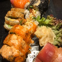 รูปภาพถ่ายที่ Sweet Sushi โดย Steve C. เมื่อ 11/27/2017