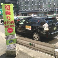 Photo taken at 新橋駅汐留口タクシーのりば by Leon Tsunehiro Yu-Tsu T. on 8/5/2016