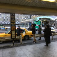 Photo taken at 新橋駅汐留口タクシーのりば by Leon Tsunehiro Yu-Tsu T. on 1/30/2017