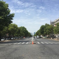 Photo taken at Avenue de la Grande Armée by Mauricio on 8/11/2015