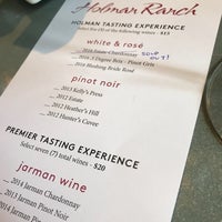3/17/2018 tarihinde WineWalkabout with Kiwi and Koalaziyaretçi tarafından Holman Ranch Tavern'de çekilen fotoğraf