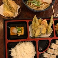 3/15/2017 tarihinde Elizabeth B.ziyaretçi tarafından Sushi Tomi'de çekilen fotoğraf
