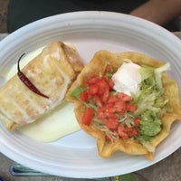 Das Foto wurde bei La Parrilla Mexican Restaurant von Elizabeth B. am 6/16/2016 aufgenommen