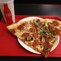 Foto tomada en Paulie&amp;#39;s Pizza  por Justin N. el 10/7/2012