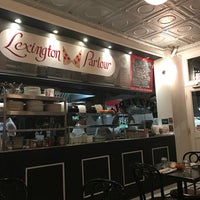 11/22/2016 tarihinde Ashley W.ziyaretçi tarafından Lexington Pizza Parlour'de çekilen fotoğraf