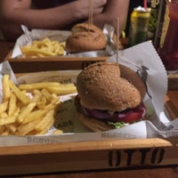Photo prise au Ottobros Burger &amp;amp; Cafe par Onur D. le10/13/2015