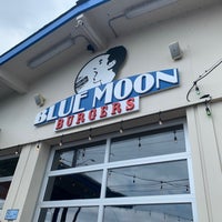 Foto tomada en Blue Moon Burgers Alki  por Adam Victor M. el 8/11/2019