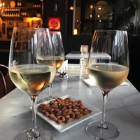 Foto tirada no(a) Vanguard Wine Bar por Aung em 8/25/2018