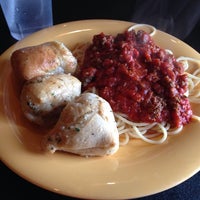 Das Foto wurde bei Pomodoro Italian Restaurant von Julie F. am 1/16/2014 aufgenommen