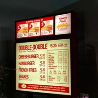 Photo taken at In-N-Out Burger by 🍰 on 11/1/2023