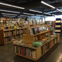 Photo prise au Hennessey + Ingalls Bookstore par 🍰 le9/16/2016