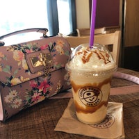 Photo taken at The Coffee Bean &amp;amp; Tea Leaf by 🍰 on 10/9/2019