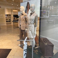 banana republic robson street hours