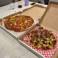 Foto tirada no(a) The Cloverleaf Pizza por Paul Ambrose L. em 11/25/2023
