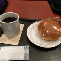 Photo taken at Caffè Veloce by 先輩 梅. on 10/17/2020