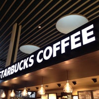 รูปภาพถ่ายที่ Starbucks โดย Lars N. เมื่อ 4/11/2013