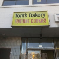Foto scattata a Tom&amp;#39;s Bakery Fortune Cookies da Joe 🐘 L. il 1/20/2013