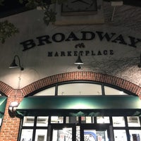 รูปภาพถ่ายที่ Broadway Marketplace โดย Akira I. เมื่อ 10/22/2019