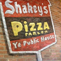 รูปภาพถ่ายที่ Shakey&#39;s Pizza Parlor โดย Brian เมื่อ 10/8/2012