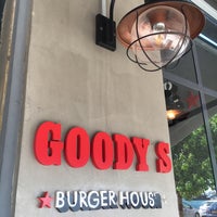 รูปภาพถ่ายที่ Goody&amp;#39;s Burger House โดย Aylin Y. เมื่อ 8/22/2018
