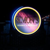 Foto tomada en Simon&amp;#39;s Steak Seafood  por LA Lynn&amp;#39;s el 11/26/2012
