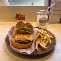 Photo taken at Teddy&amp;#39;s Bigger Burgers by Yusuke Y. on 1/29/2023
