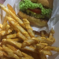 Foto tomada en Burger &amp;amp; Burger truck  por MA A. el 11/23/2016