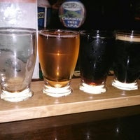 รูปภาพถ่ายที่ Hennessy&#39;s Pub &amp; Whiskey Bar โดย Lindsey M. เมื่อ 11/18/2012
