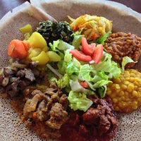 4/27/2013 tarihinde Dave K.ziyaretçi tarafından Enat Ethiopian'de çekilen fotoğraf