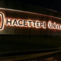 รูปภาพถ่ายที่ Hacettepe Üniversitesi A Nizamiye โดย Ece E. เมื่อ 12/3/2012