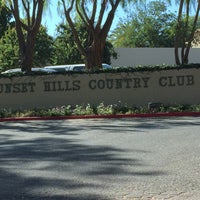 Foto tirada no(a) Sunset Hills Country Club por Kirit S. em 9/28/2016
