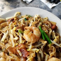 Photo taken at Siam Road Charcoal Char Koay Teow by 紫吹 蘭. on 11/4/2023