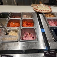 Foto diambil di Blaze Pizza oleh Jimmy J. pada 4/1/2022