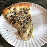 Foto tirada no(a) North Beach Pizza por Liz A. em 8/23/2018