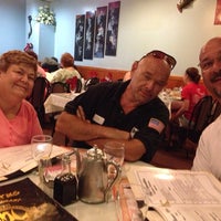 Das Foto wurde bei Me Lyng Restaurant von Cheri am 8/18/2014 aufgenommen