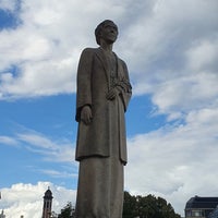 Photo taken at Statue Reine Elisabeth / Standbeeld Koningin Elisabeth by CAN on 9/25/2022