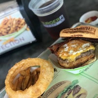Foto scattata a BurgerFi da Hector il 6/20/2019