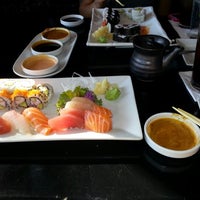 รูปภาพถ่ายที่ Red Koi Thai &amp;amp; Sushi Lounge โดย Andrea Z. เมื่อ 12/20/2012