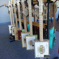 10/23/2013에 Luc D.님이 St Blues Guitar Workshop Showroom에서 찍은 사진