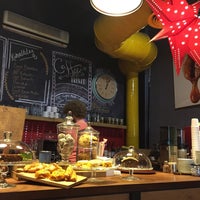 Foto diambil di 180° Coffee Bakery oleh Gamze O. pada 1/18/2015